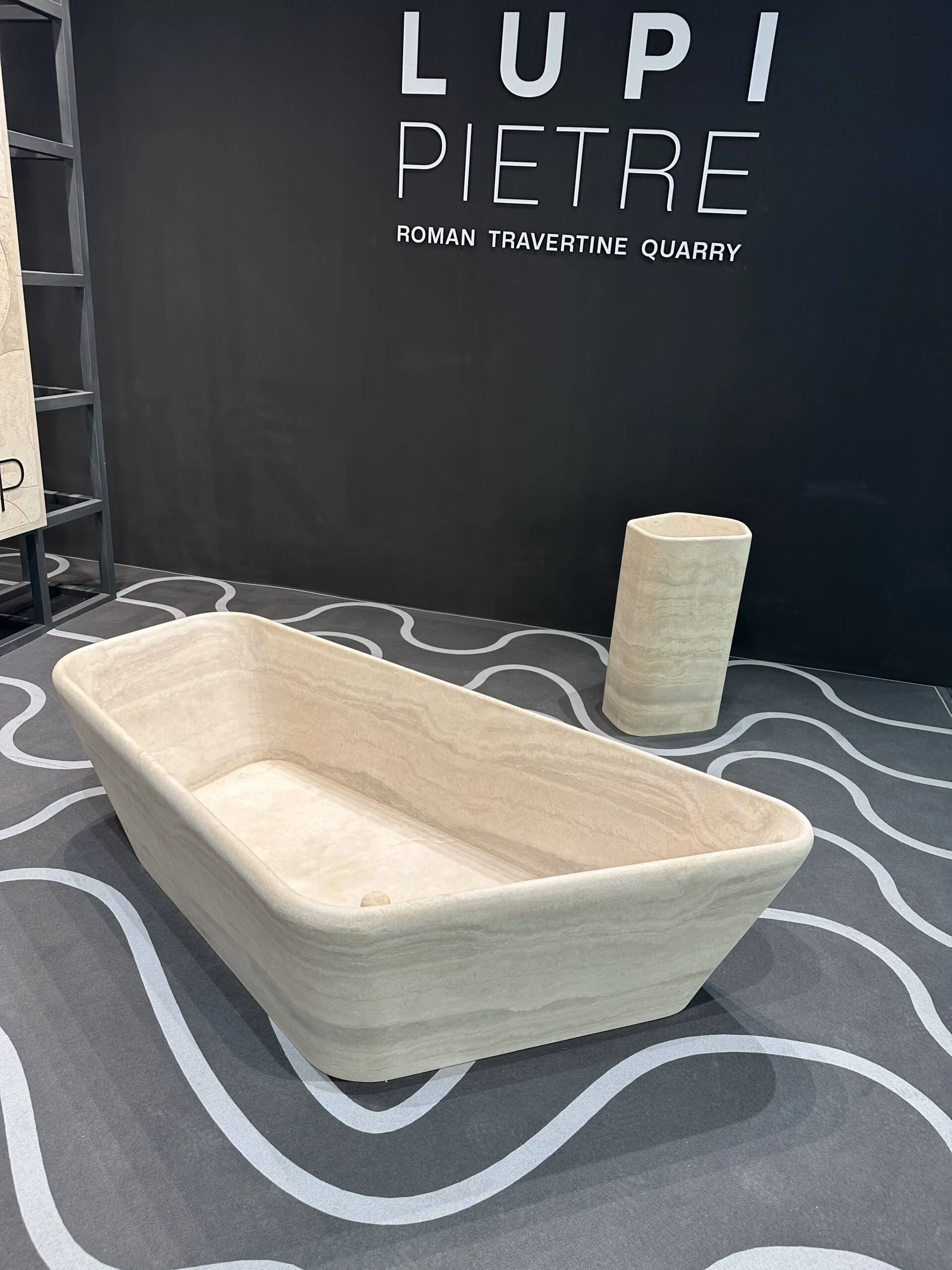 Travertin-Badewanne von Lupi Pietre auf der Marmomac 2026 Freistehende Travertin-Badewanne und Waschtisch von Lupi Pietre auf der Marmomac 2026