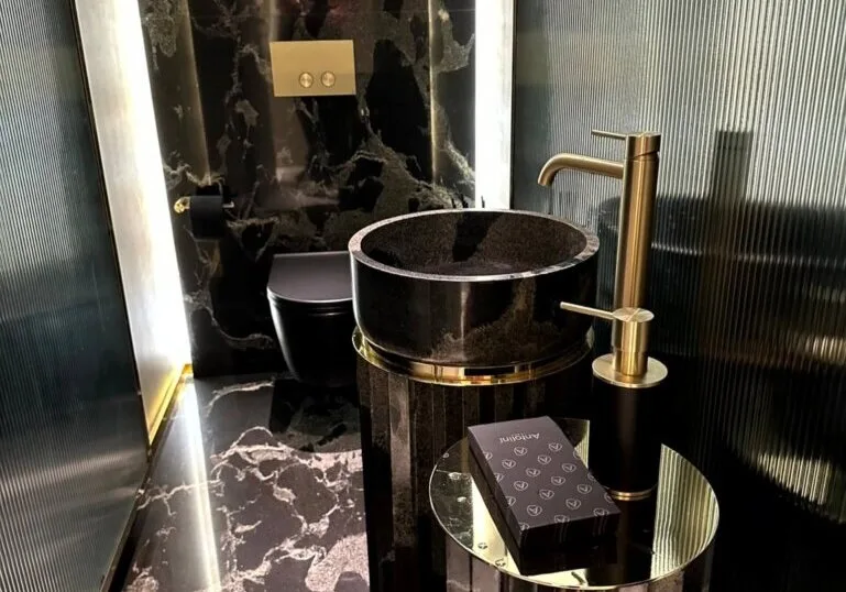 Nachhaltiges Gäste-WC mit schwarzem Naturstein - Badezimmer Trends 2024