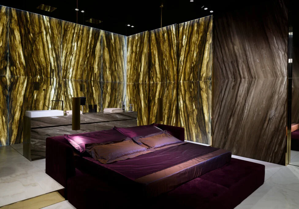 Violettes Bett und Natursteinwanne im grossen Badezimmer en suite
