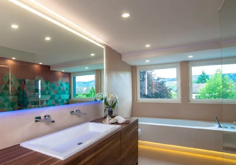 Modernes Baddesign mit Wall and Deco Wet System Tapeten
