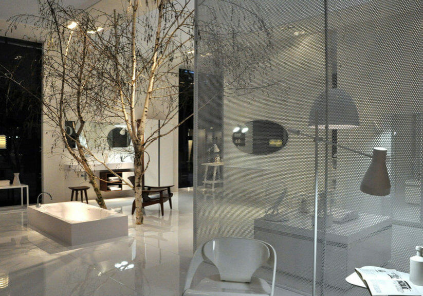 Modernes Badezimmer in schwarz-weiß mit Sitzgelegenheiten und Birken