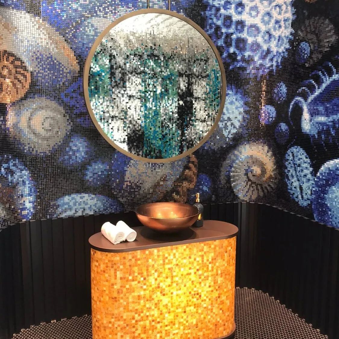 Cersaie 2023: Die weltweit führende Messe für Fliesen und Keramikdesign in Bologna. Erleben Sie die neuesten Trends, Innovationen und hochwertigen Produkte in der Welt des Innendesigns und der Raumgestaltung.