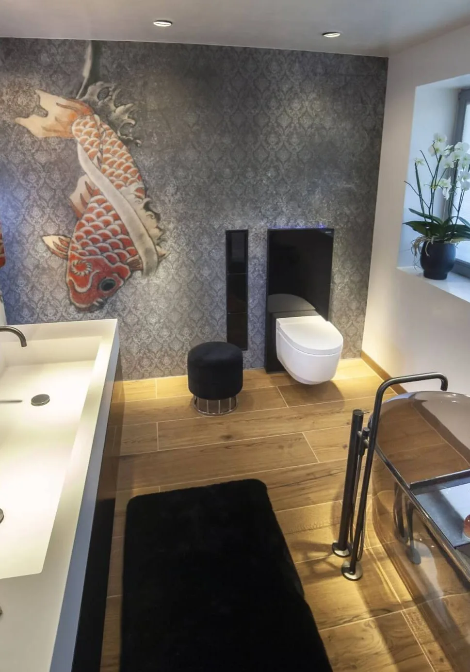 Bad Architektur Design by Torsten Müller langer Waschtisch in weiss mit transluzenter Badewanne und Koi Fisch Tapete