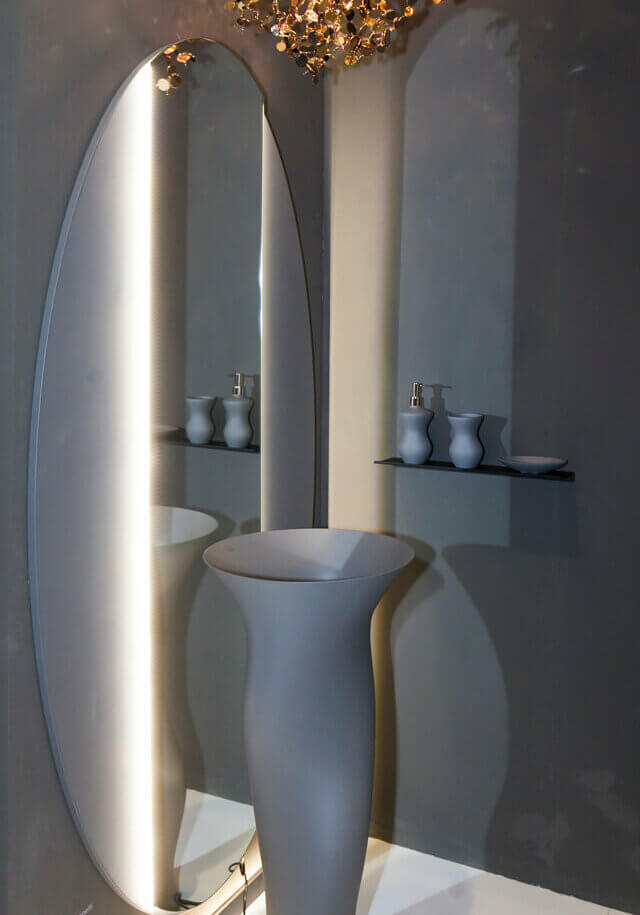 Kurvige Formen am Standwaschbecken von Glass Design Italy