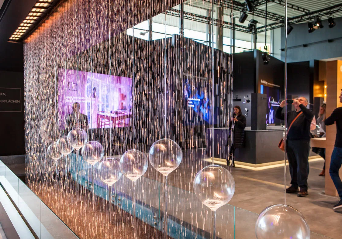 Installation beim TOTO-Stand auf der ISH 2023