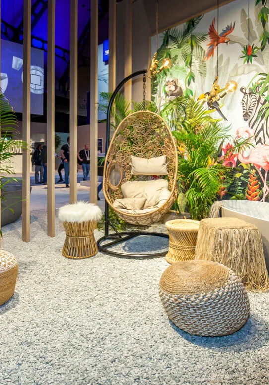 Badezimmer mit freistehender Wanne und exotischer Dekoration im Dschungel-Look von Villeroy & Boch