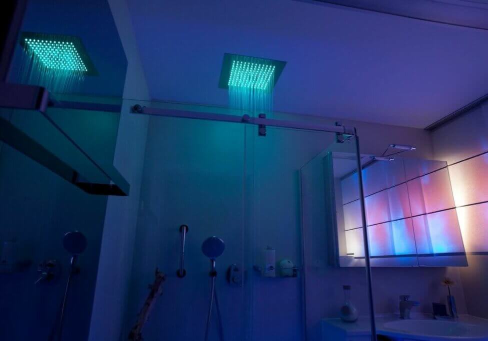 stimmungsvollen Lichtszenarien-Badsanierung ohne Fliesen-beleuchtung dusche decke-fugenloses Badezimmer-badezimmer fugenlos-Gäste Badezimmer-regendusche led-SCHÖNER WOHNEN- Dusche Licht-moderne Bad-Resine