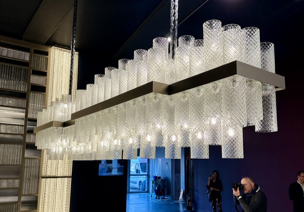 Glasleuchten-Installation mit zylindrischen Elementen auf dem Salone del Mobile 2025, fotografiert von Designer Torsten Müller