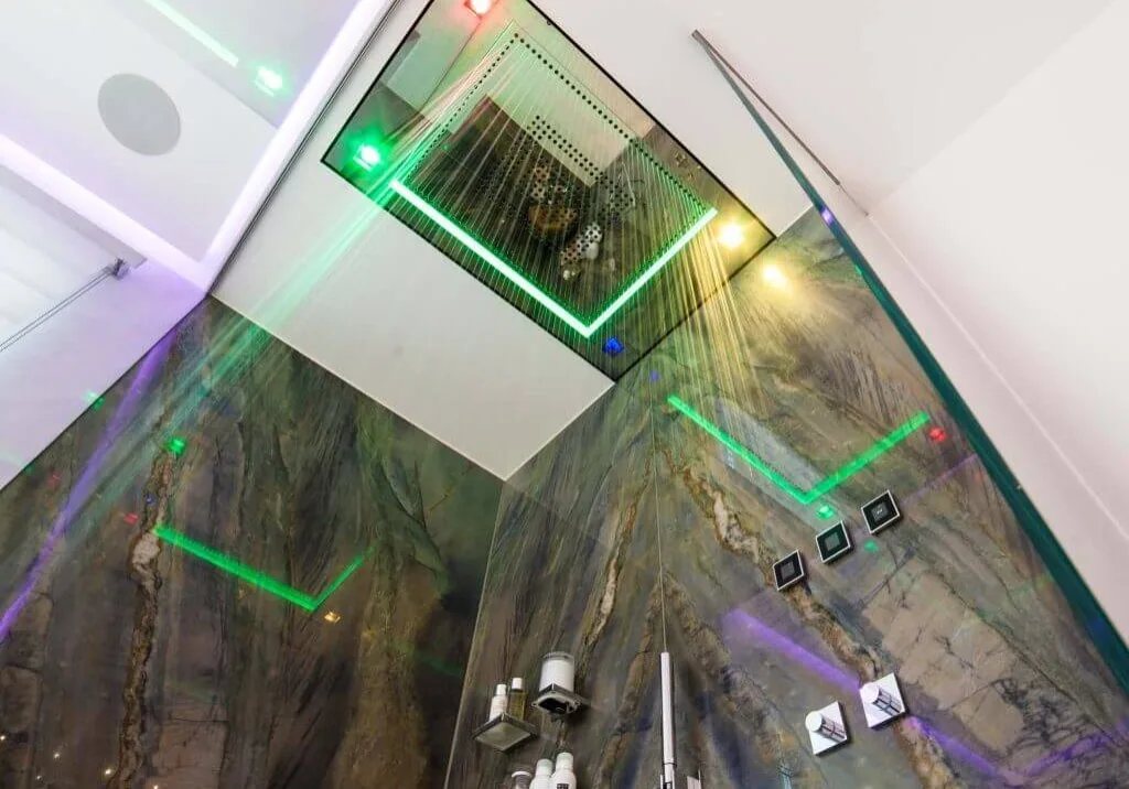 Luxusdusche mit Sensory Sky, Natursteinwand und Farblichtern – Design by Torsten Müller