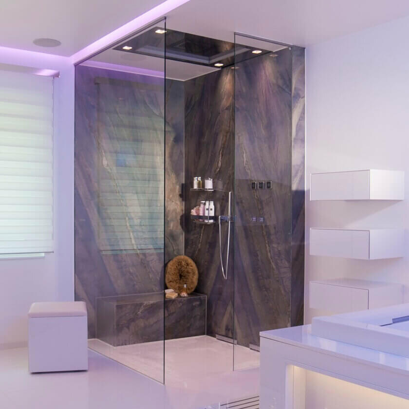 Luxusdusche Sensory Sky ATT von Dornbracht in Dusche mit Natursteinwand im Luxus Badezimmer
