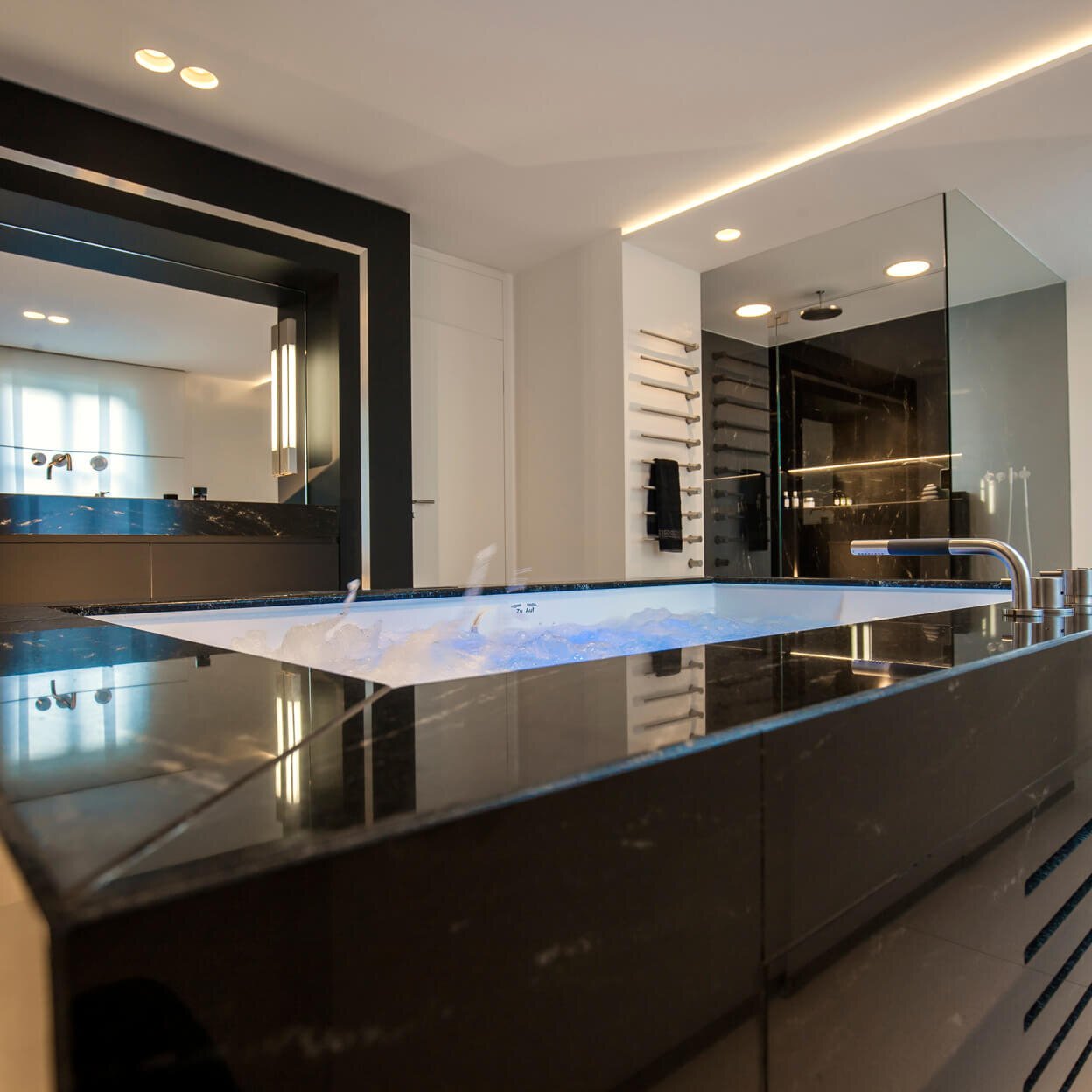 Modernes Badezimmer in Schwarz-Weiß Design für moderne Bäder in Schwarz-Weiß