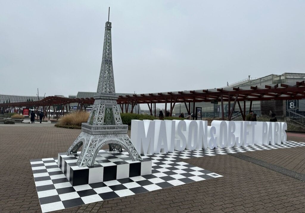 Begrüßungsskulptur bei der Maison & Objet Paris 2025 mit Eiffelturm-Nachbildung und Messe-Logo.