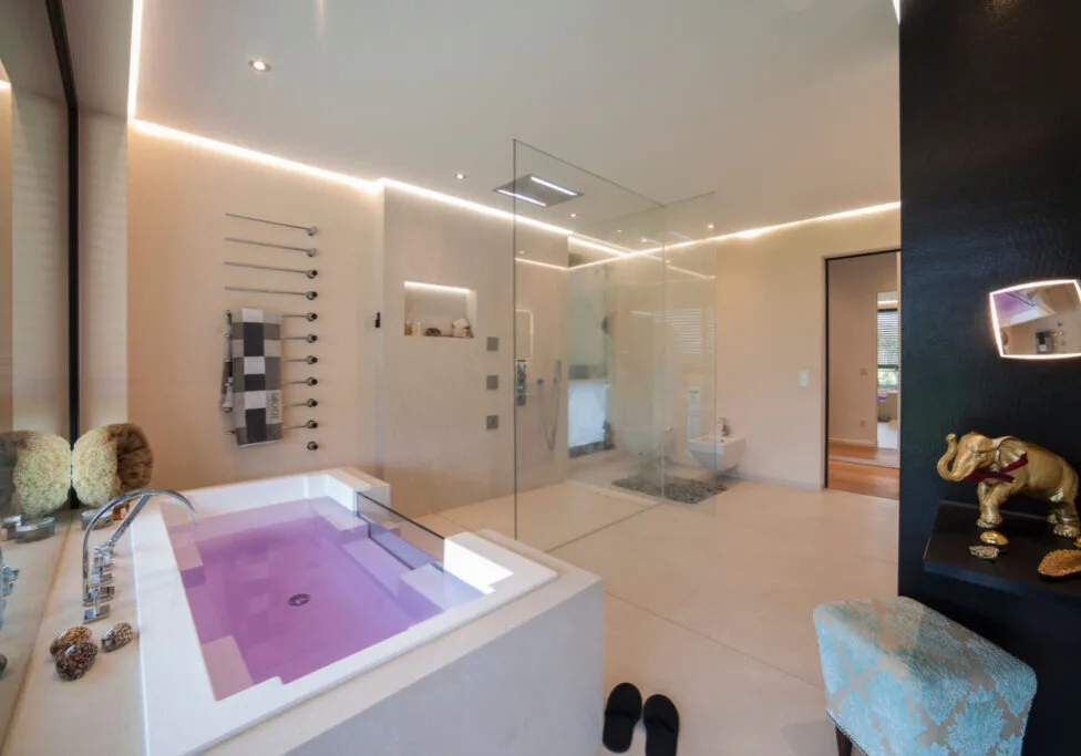 Masterbad mit Glasdusche und Badewanne