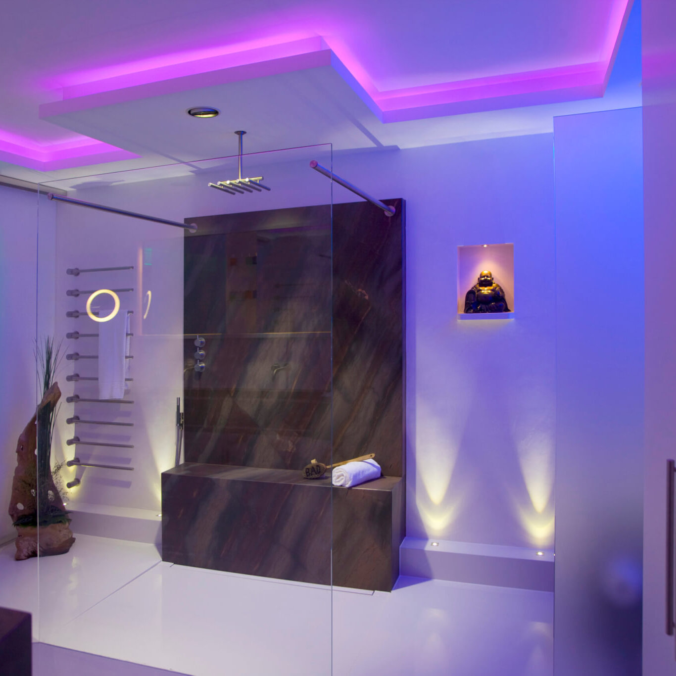 Lichtdesign für moderne Bäder Bodenebene Dusche mit Natursteindekors und -sitzbank in modernem Bad