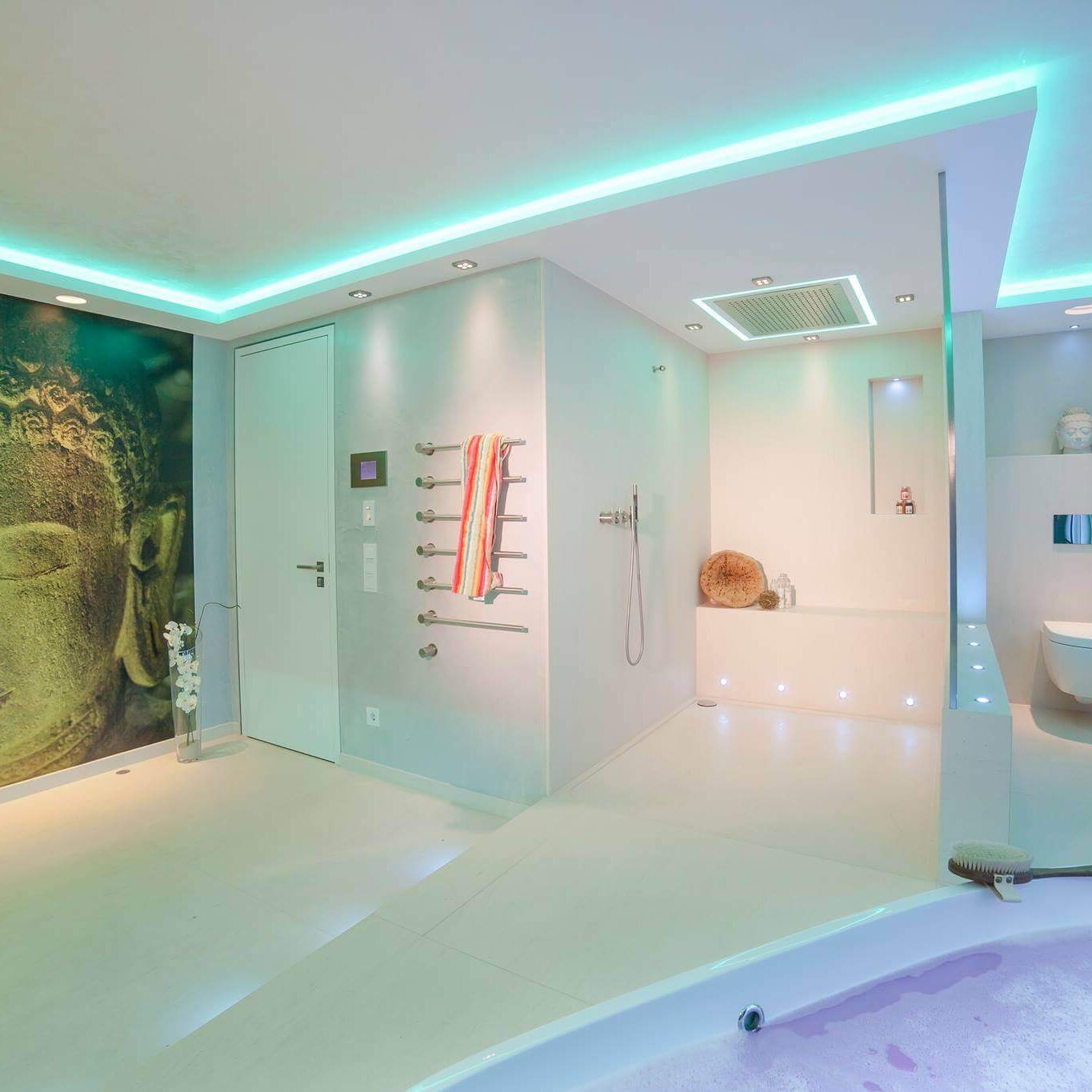 Moderne Bäder mit Designerbeleuchtung Helles modernes Badezimmer mit Wandtapete und bunten Lichtvouten