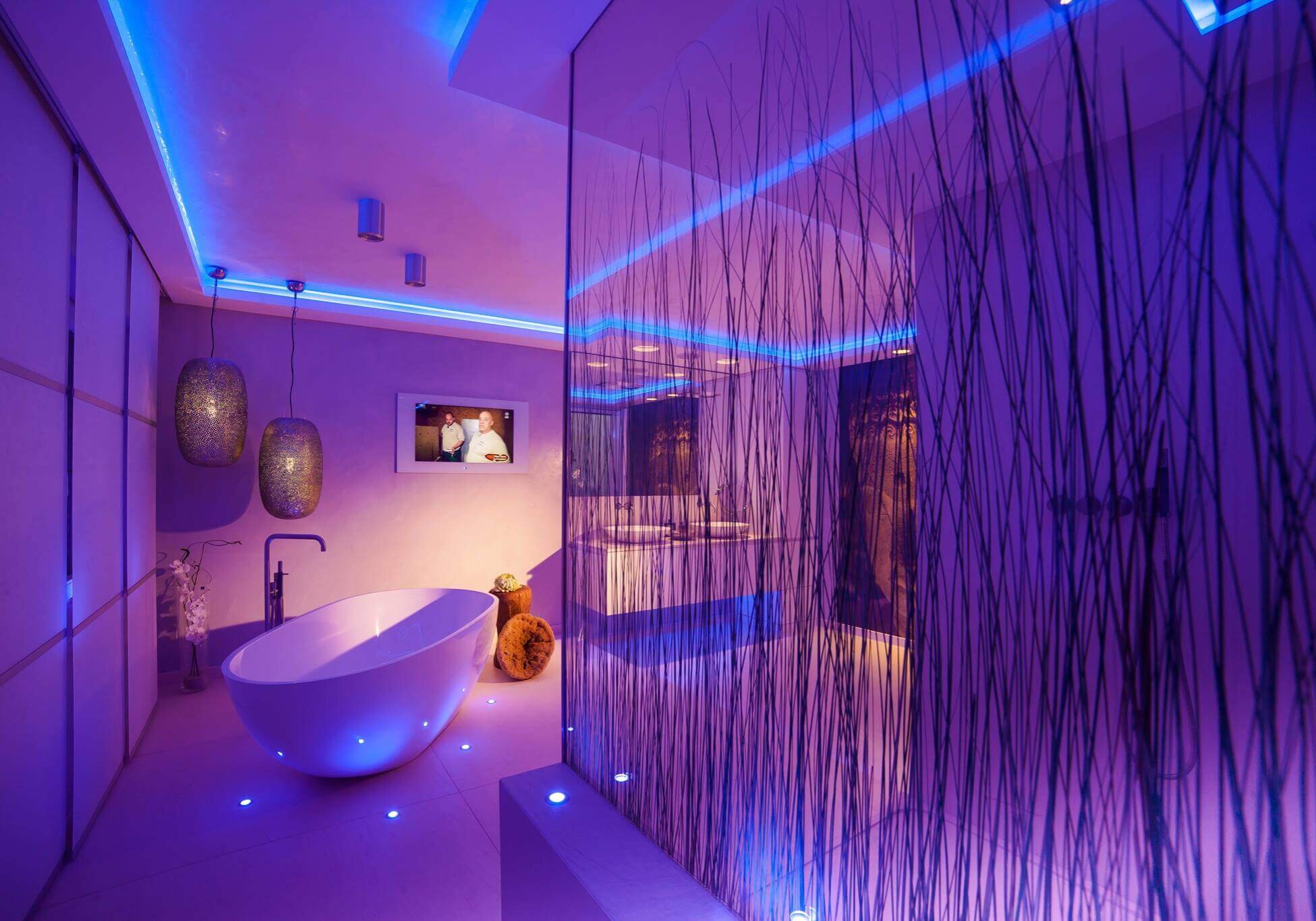 Regendusche-oder-Duschen-im-Monsun-Regen-mit-dem-Spa-und-Bad-Designer-Torsten-Mueller Bad Honnef Bonn koeln duesseldorf (17) Ein emotionales Lichtkonzept als Teil der Badezimmer Design Badgestaltung - das die Stimmung der Bewohner im Bad exklusiv reflektiert. Auf einem in die Jahre gekommenem Familiengutshof verwandelte der Bad Designer und Badplaner Torsten Müller ein gewöhnliches Komplettbad durch innovatives und emotionales Badezimmer Design in einen Traum aus Andalusien. Beim Bad Planen setzte er dieses Mal die Badkultur des Mittelmeerraumes um, die zu den größten Badezimmer Trends der letzten Jahre zählt. Damit schuf er ein hervorragendes Beispiel für die harmonische Badgestaltung mediterraner Bäder mit einem modernen Lichtdesign.