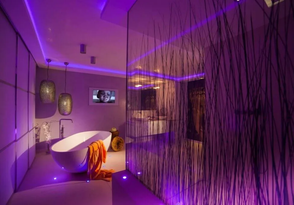 Ein emotionales Lichtkonzept als Teil der Badezimmer Design Badgestaltung - das die Stimmung der Bewohner im Bad exklusiv reflektiert. Auf einem in die Jahre gekommenem Familiengutshof verwandelte der Bad Designer und Badplaner Torsten Müller ein gewöhnliches Komplettbad durch innovatives und emotionales Badezimmer Design in einen Traum aus Andalusien. Beim Bad Planen setzte er dieses Mal die Badkultur des Mittelmeerraumes um, die zu den größten Badezimmer Trends der letzten Jahre zählt. Damit schuf er ein hervorragendes Beispiel für die harmonische Badgestaltung mediterraner Bäder mit einem modernen Lichtdesign.