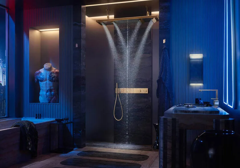 Dusche mit außergewöhnlichen Wassereffekten sowie modernem Lichtkonzept