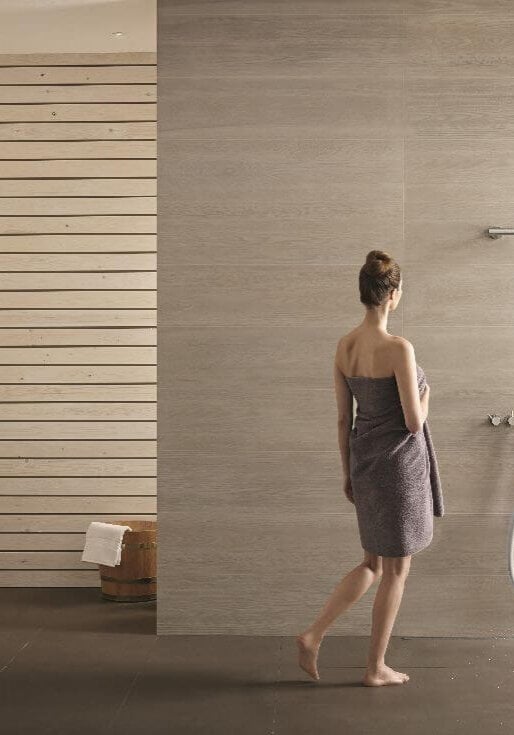 Vola Verkauf Torsten Mueller Bad Honnef Planung Baddesigner Badarchitektur Bonn Koeln Duesseldorf Muenster Frankfurt (9) Duschen im exklusiven Badezimmer Design mit Vola Kopfbrause Die neue VOLA Kopfbrause in runder Form ist wohl mehr als einzigartig erfrischend. Als Neuheit wurde die Exklusive Kopfbrause auf der Messe Bau 2013 in München präsentiert. Somit gibt es nun auch von Vola eine runde Kopfbrause. Auf dem Messestand wurden alle Brausearten von Vola in edelstahl gebürstet zum selber testen dargeboten. Jeder der die Firma Vola kennt weiß das Design von der Grundform her ist von Architekt und Designer Arne Jacobsen (1902–1971). Das neue Design greift immer wieder die damalige Grundidee auf und ist nicht die erste Brause, hinter der das Design und die Handwerkskunst von Vola steckt. Jetzt gibt es die erste runde Kopfbrause von Vola und das ist etwas Besonderes. Die charakteristischen Elemente des einzigartigen Vola Designs werden im neuem Design perfekt wieder gespiegelt.Und trotzdem handelt es sich um ein völlig neues Produkt-Design. Das Design-Spiel mit der vorhandenen Linienführung sowie die perfekte Strahlwirkung in der Dusche ergibt das morgendliche Duschvergnügen für den der es gerne klar haben möchte in der Formsprache in der eigenen Badarchitektur oder dem private Spa-Design wie es heute schon öfters heißt. Das kreierte frische, ästhethische geometrische Design spricht der liebhaber der puristischen Form an. Denn klare Formen, schlichte Materialien und dezente Farben sind chrakteristisch für den puristischen Wohnstil. Auch die nachhaltigkeitmit dem Gut Wasser ist der Marke VOLA wichtig. Somit ist es logisch das ein sparsamer Umgang mit Wasser in der neuen runden Kopfbrause durch zwei verschiedenen Durchflussleistungen angeboten wird. Der Brause-Spaß ist mit 24 l/min und mit 15 l/min möglich.Und hier gehts zum neuem Video von der Vola rund Kopfbrause Die neuen Kopfbrause sind in einer große Bandbreite als Einsatzmöglichkeiten zu erhalten ob nun als Decken- oder Wandmodell, in hochglänzendem Chrom, massiv gebürstetem Edelstahl sowie in zahlreichen Ral Farben.