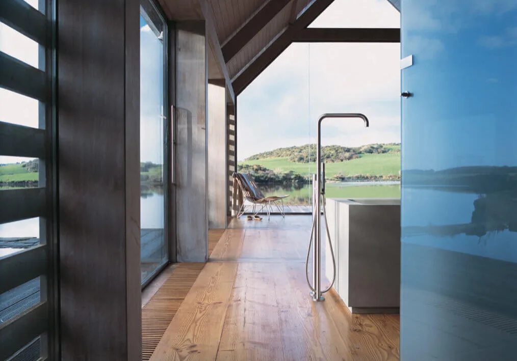 Badezimmer skandinavisch mit Panoramafenstern, Badewanne und Vola Standarmatur