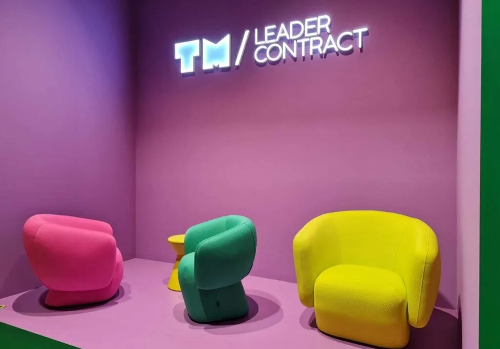 Bunte Sitzgelegenheiten auf dem Salone del Mobile 2023