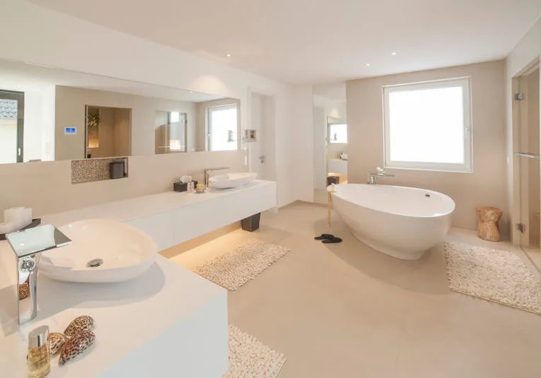 Helles, modernes Badezimmer mit freistehender Badewanne und Waschtisch