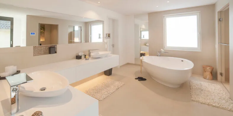 Helles Badezimmer mit Badewanne in fugenloser Ausführung
