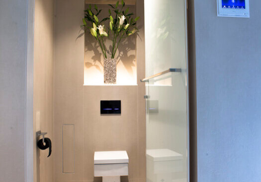 Wellnessbad im eigenen Zuhause Sich in den eigenen vier Wänden der wohltuenden Atmosphäre eines Spa hinzugeben, ist der Traum vieler Hausherren. In diesem Fall hat Design by Torsten Müller aus Bad Honnef nähe Köln / Bonn diesen Traum verwirklicht und ein echtes Wellness-Paradies geschaffen. In dem abgetrennten Duschbereich findet sich das BIG RAIN Regenpanel WATER MODULE von Dornbracht, das einen anregenden Schauer oder einen sanften Tropenregen genauso inszenieren kann, wie auch einen erfrischenden Sommerregen. Das Lichtdesign ist der Smart Home Installation zu verdanken, die individuelle Szenarien wahr werden lassen und kaum Wünsche offenlassen. Die fugenlose Waschtisch-Konstruktion ist aus dem Werkstoff Corian gefertigt und nach einem individuellen Maß hergestellt. Die freistehende Badewanne vom Designer Jean-Marie Massaud, in der lange Stunden voller Müßiggang möglich sind, stammt von AXOR. Lassen Sie sich inspirieren und wagen Sie es, Ihren ganz persönlichen Wohlfühlraum von einer Wellness-Oase im eigenen Haus gemeinsam mit Design by Torsten Müller wahr werden zu lassen. #spadesigner #spaideen #lichtdesign #spagestaltung #luxuriousshowers #spaplanung #individuallösung #exklusivespas #designbytorstenmüller #modernesspadesign #spaeinrichtung #torstenmüller #spalike #spa