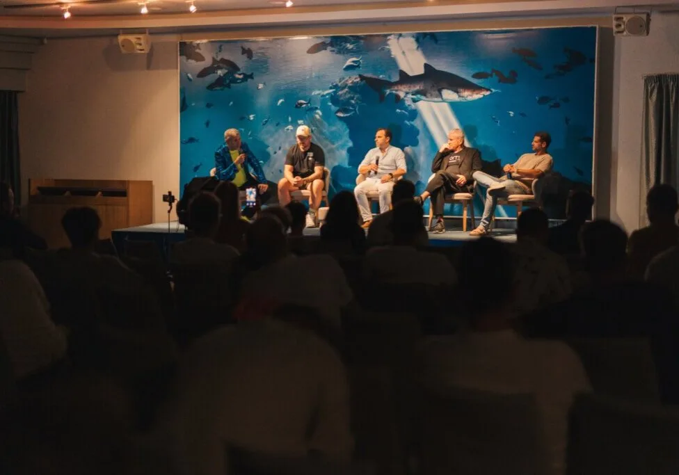 Torsten Müller während seiner Keynote auf der baqua Convention 2025 im Aquarium von Palma – Vortrag ‚Architektur als Systemeingriff‘ vor Fachpublikum.