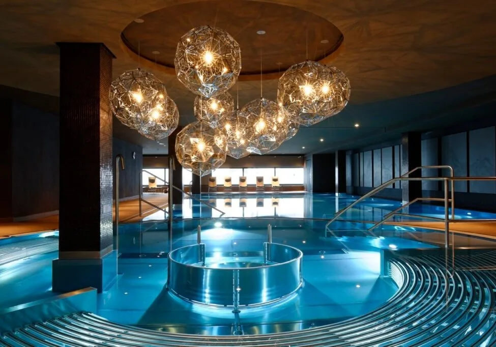 Das gezeigte Bild ist von RE HE Schwimmbadbau und gewann den bsw Award 2014 in Gold in der Kategorie Hotelbad. Hier geht zum es zum damaligen Siegerunternehmen: www.rehe-schwimmbadbau.de
