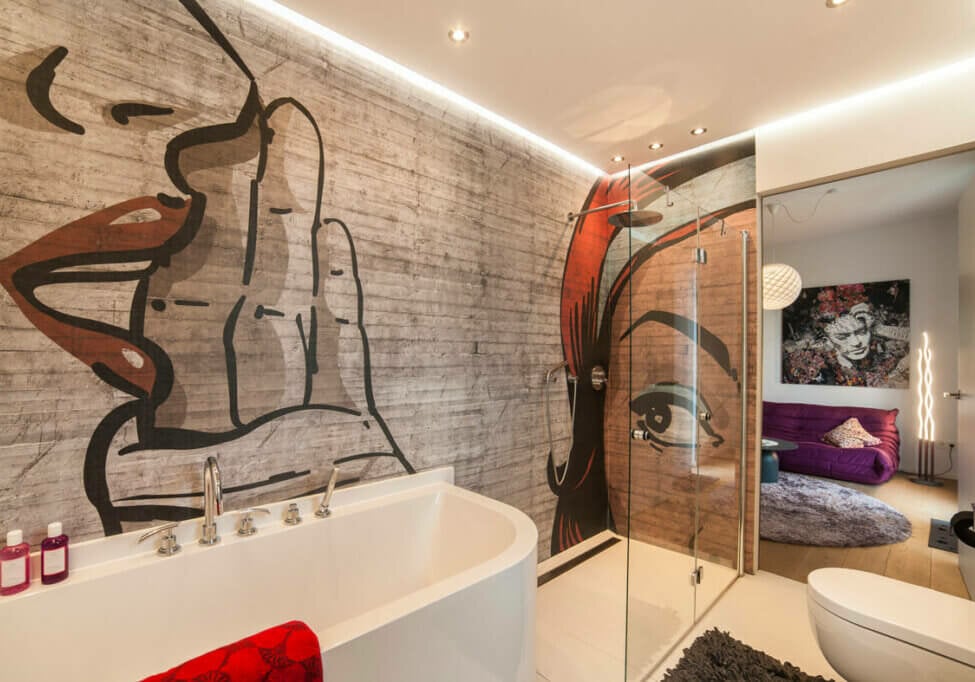 Jugendliches Badezimmer mit kreativer Wandtapete in der Dusche Bild eines modernen Jugendbads mit Wandtapete in der Dusche