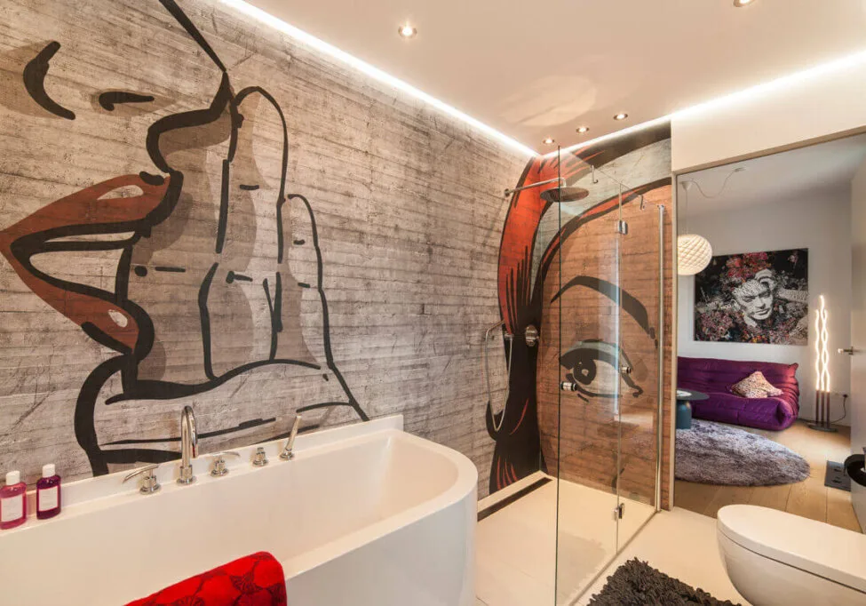 Bild eines modernen Jugendbads mit Wandtapete in der Dusche