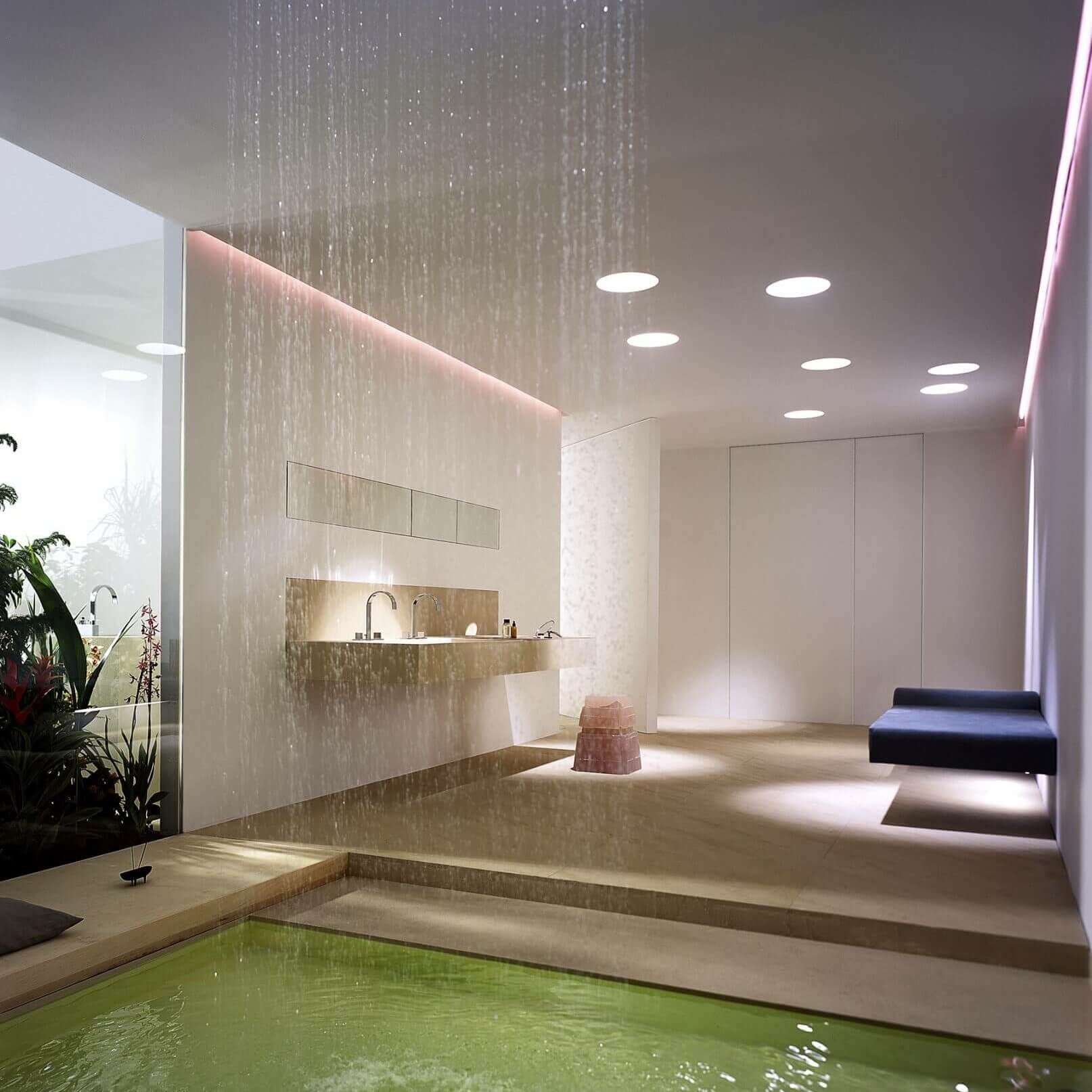 Helles Luxusbad mit Regendusche über großer Badewanne