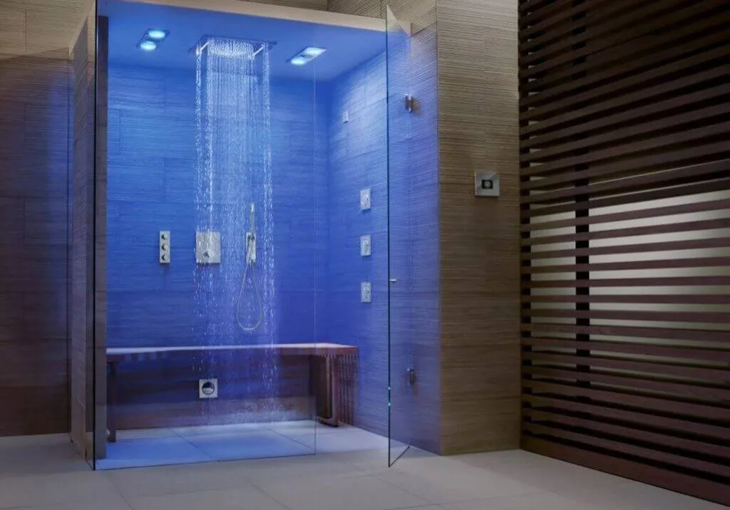 Gläserne Duschkabine mit Luxusdusche von Grohe