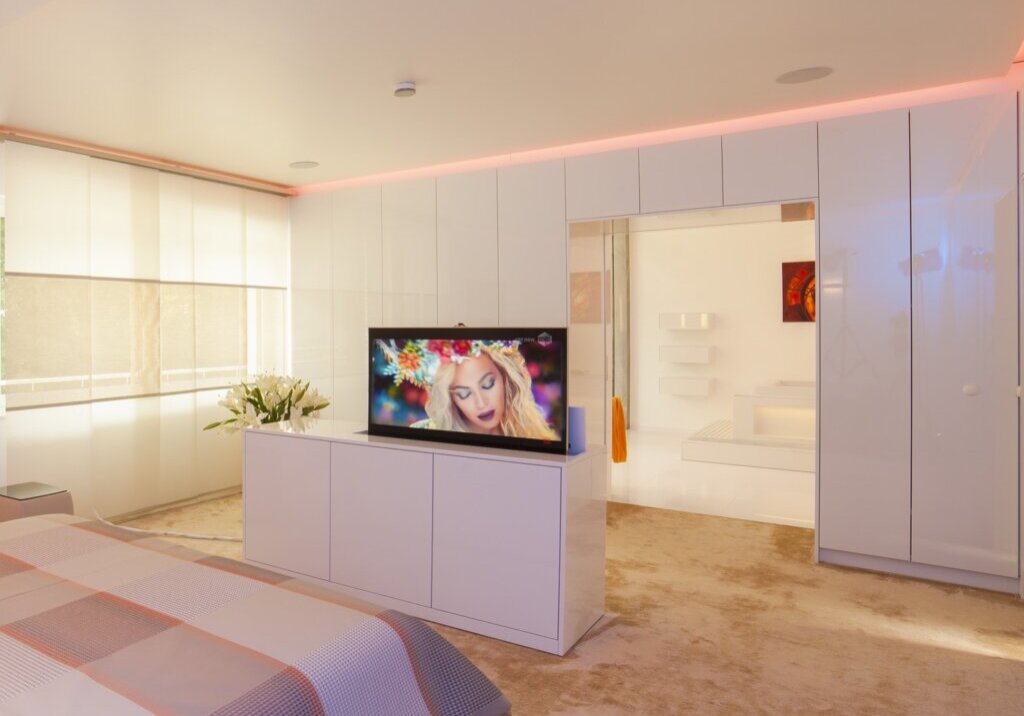 Schlafzimmer mit Bad en Suite, integriertem TV, Lichtplanung und offenem Raumkonzept, geplant von Torsten Müller