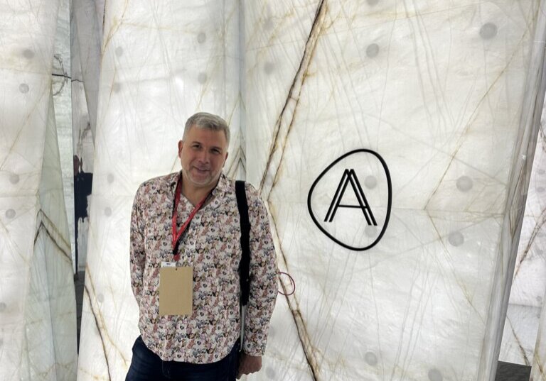 Torsten Müller bei Antolini vor transluzentem Naturstein für hochwertige Private Spas