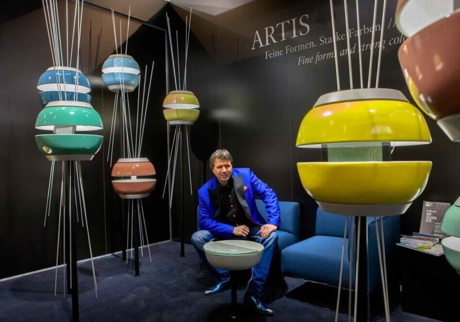 Torsten Müller präsentierte auch die neuen Waschbecken von Designerin Gesa Hansen auf der imm cologne von Villeroy & Boch