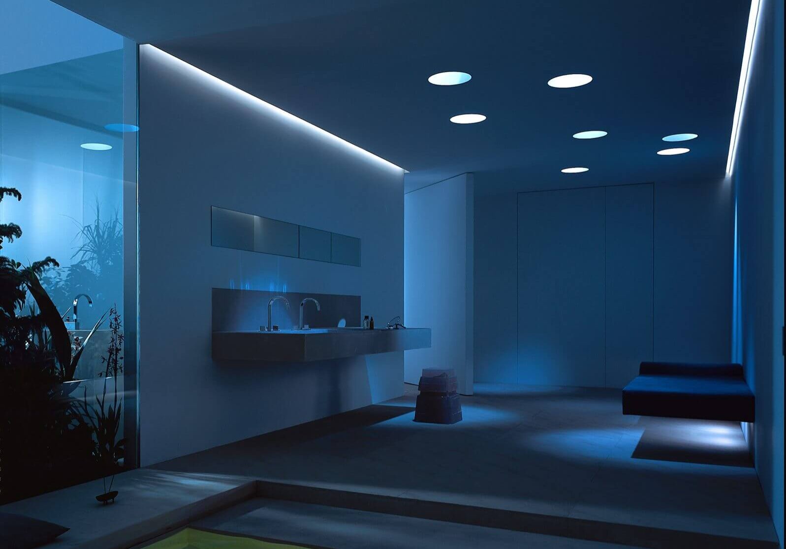 Lichtkonzept im Luxus Badezimmer Geräumiges Luxusbad mit Whirlpool und farbigem Lichtkonzept