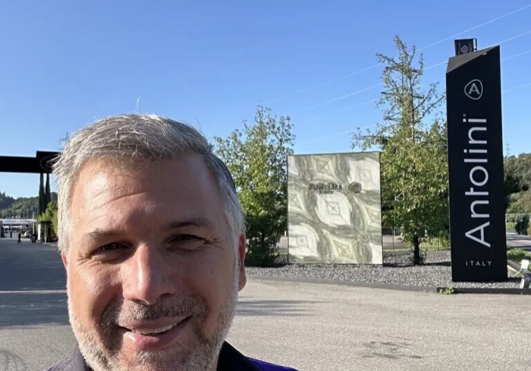 Torsten Müller bei Antolini in Verona während der Auswahl exklusiver Natursteine für hochwertige Badezimmer und Private Spa Projekte